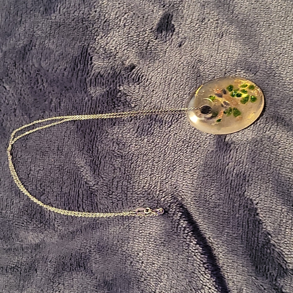 Floral pendant with 17 Inch chain